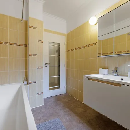 Stylish Centre Tgm קרלובי וארי